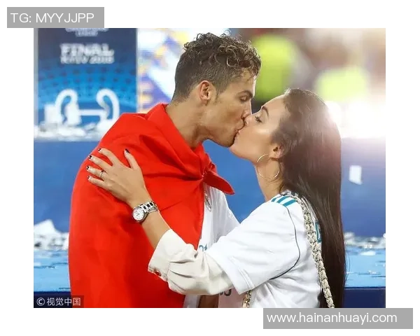 足球明星与女友甜蜜接吻瞬间曝光引发粉丝热议和羡慕